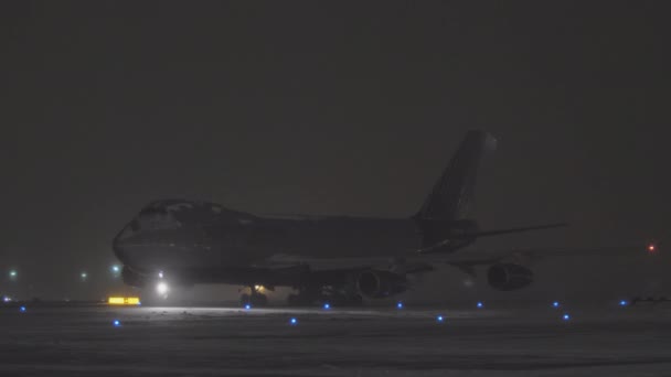 Sky Gates nákladní Boeing 747 příjezdu na zimní noci — Stock video