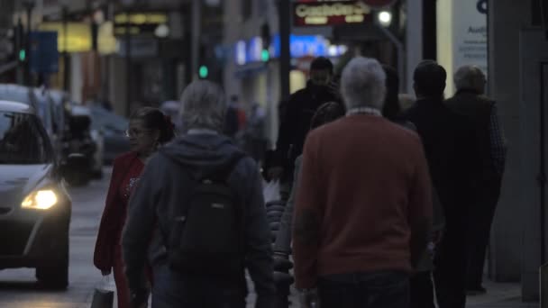 Tráfego de carro e pessoas na cidade da noite — Vídeo de Stock