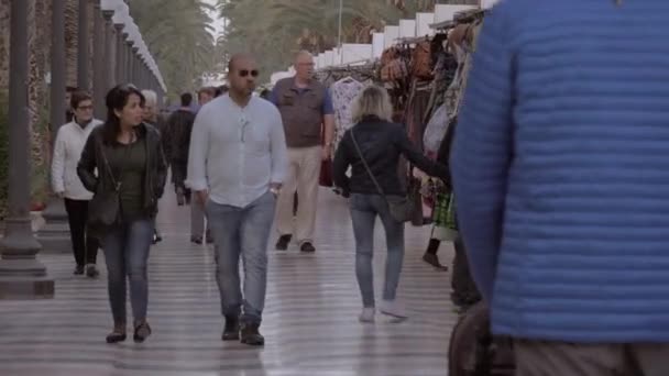 Alicante, İspanya Explanada Promenade üzerinde yürüyüş insanlar ve Pazar tezgahları — Stok video