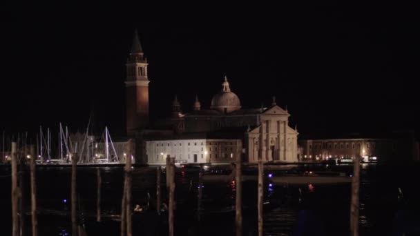 Éjszaka Velence, hajók, vitorlázás, kilátással a St. Marks Campanile-csatorna mentén — Stock videók