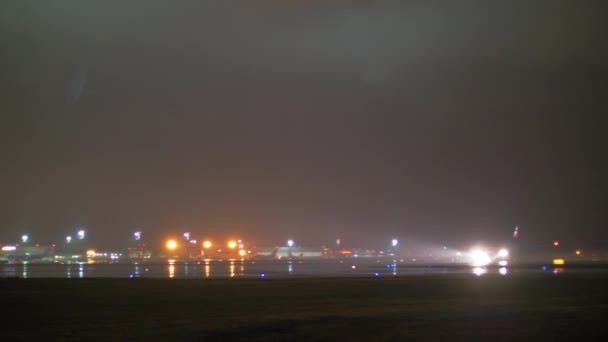Vista noturna da decolagem do avião Aeroflot no Aeroporto de Sheremetyevo, Moscou — Vídeo de Stock