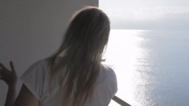 Deniz manzaralı balkon konuşmak mobil telefon sahip duygusal kadın