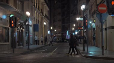 Alicante, İspanya akşam sokak görünümü. İnsanlar yol geçtikten