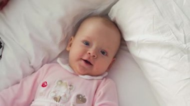 6 ay bebek kız ve yedi yıl evde yatakta ihtiyar kardeşler