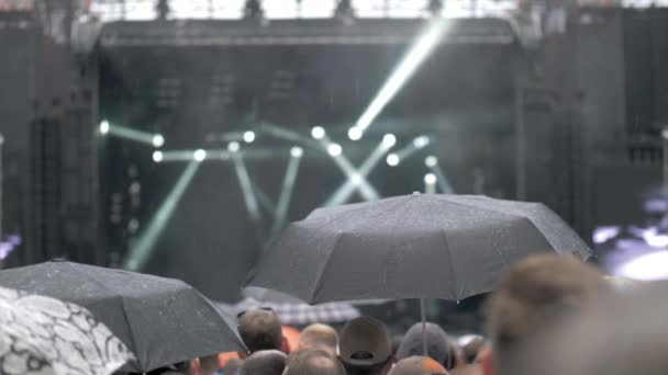 Um movimento lento de um dia chuvoso em um concerto ao ar livre — Vídeo de Stock
