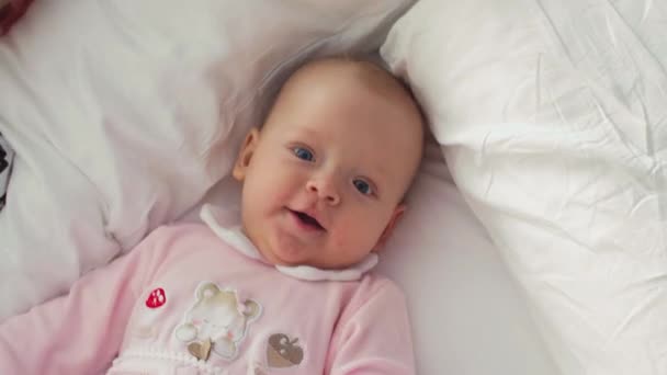 Sex månader baby flicka och sju år gamla pojke syskon på sängen hemma — Stockvideo