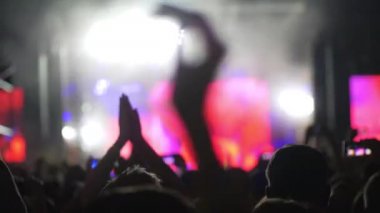 Kalabalığı eğlendirmekten bir konser programında, ağır çekim