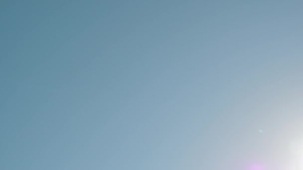 Jeter l'éponge contre le ciel bleu 