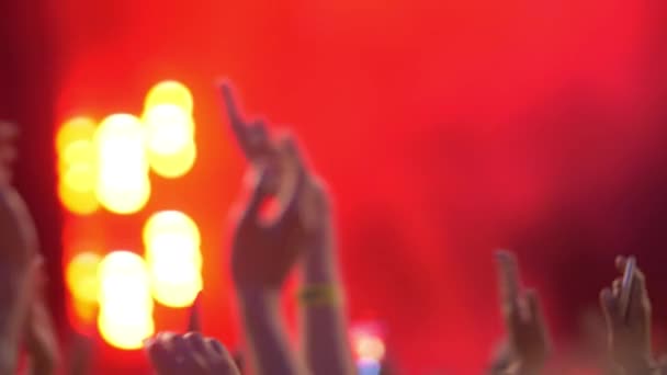 Zeitlupe des Händeklatschens bei einem Konzert — Stockvideo