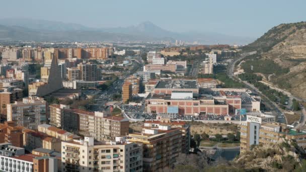 Paisaje urbano de Alicante entre colinas, España — Vídeos de Stock