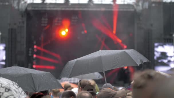 Zeitlupe eines Regens bei einem Konzert — Stockvideo