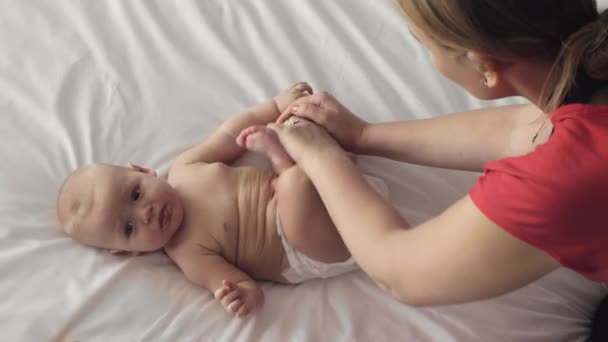 アクティブで健康的な赤ちゃんのための毎日の体操 — ストック動画