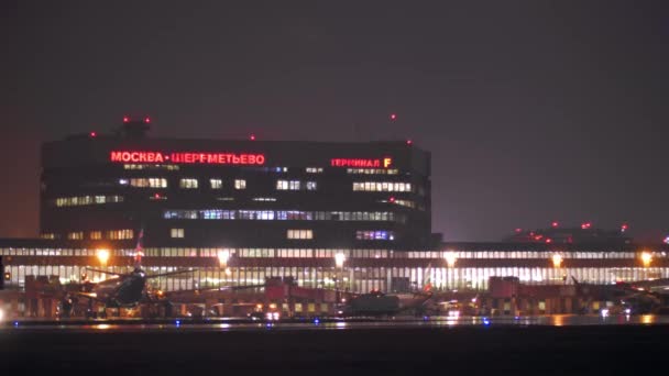 Terminal F occupé de l'aéroport de Sheremetyevo la nuit, Moscou — Video