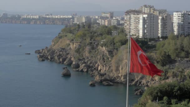 Берег Анталии и турецкий флаг — стоковое видео