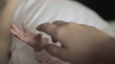 Anne aşk. Anne bebek el dokunmadan