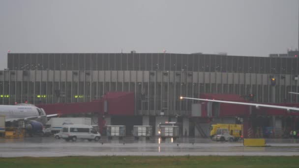 Fahrzeugverkehr und geparkte Flugzeuge am Terminal f des Moskauer Flughafens Scheremetjewo — Stockvideo
