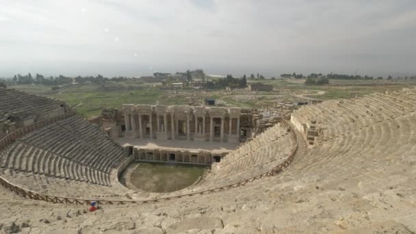 Εξερευνώντας το αμφιθέατρο της Ιεράπολης σε Παμούκαλε, Τουρκία — Αρχείο Βίντεο