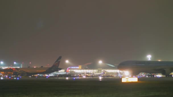 夜、モスクワのシェレメーチエヴォ国際空港から大韓航空飛行機出発 — ストック動画