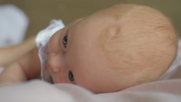 Un primer plano de una niña acostada sobre un vientre — Vídeos de Stock