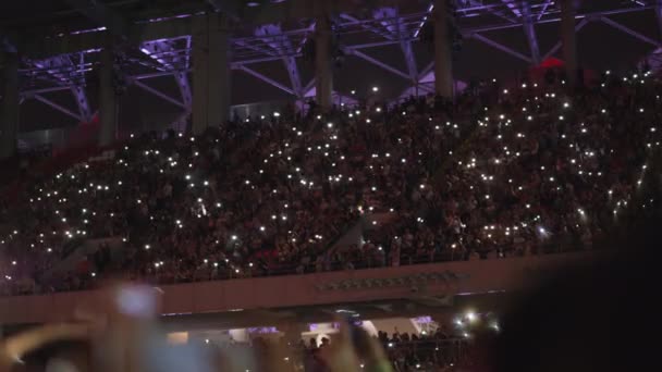 Uma bela vista dos tribunos lotados em um concerto de música — Vídeo de Stock