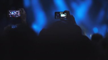 Kalabalıkta bir açık hava müzik konserinde