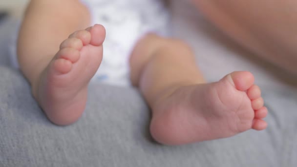 Un gros plan d'un bébé pieds — Video