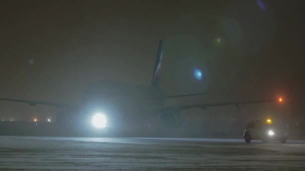 Aeroflot A321 letadlo pojíždění na letišti během noci blizzard — Stock video