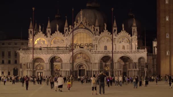 Vista nocturna de la Basílica de San Marcos en la Piazza San Marco en Venecia, Italia — Vídeo de stock