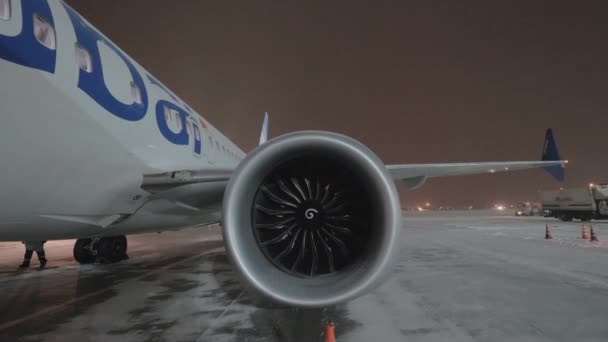 Νυχτερινή άποψη της Flydubai αεροπλάνο με γέφυρα επιβίβασης — Αρχείο Βίντεο