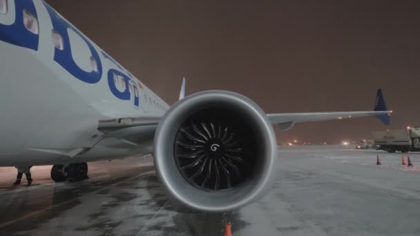 Nachtansicht des Flugzeugs flydubai mit Boarding Bridge — Stockvideo