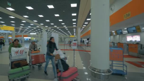 Promenader i terminalen E Sheremetyevo Airport, Moskva — Stockvideo