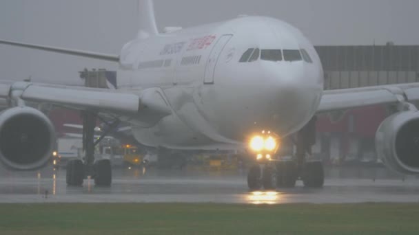 China Oriental avião taxiing no aeroporto de Sheremetyevo em tempo chuvoso — Vídeo de Stock