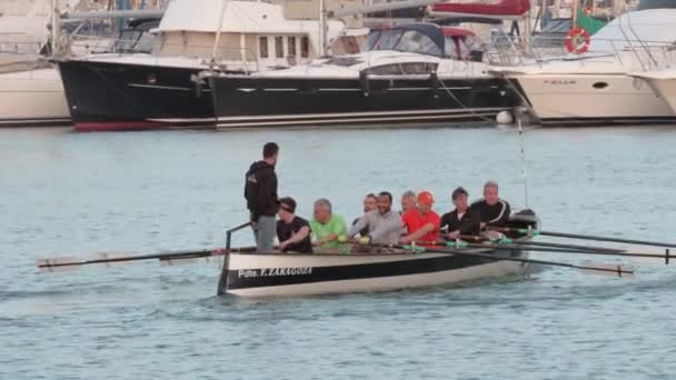 Rodd båt segling i hamnen i Alicante, Spanien — Stockvideo