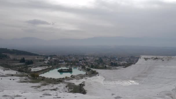 Terraços Travertinos com vista para o panorama da cidade. Pamukkale, Turquia — Vídeo de Stock