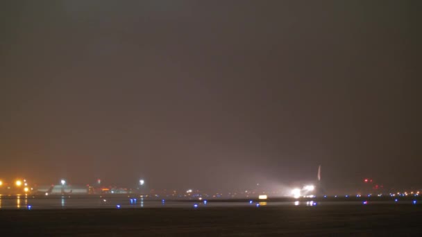 Air China A330 despegando por la noche — Vídeo de stock