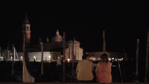 Casal jovem no cais à noite Veneza, Itália — Vídeo de Stock