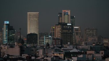 Madrid şehir sahne gece, İspanya highrise binalarının ve gökdelenlerin ile