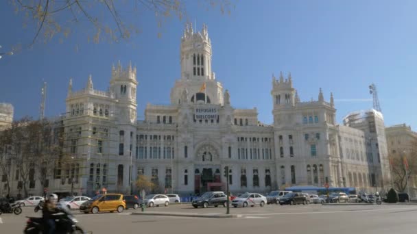 Cybele palast mit flüchtlingen willkommen banner und plaza de cibeles in madrid, spanien — Stockvideo