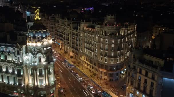 Night timelapse of Gran Via street, Madrid. Traffic flow and Metropolis Building — Stock Video