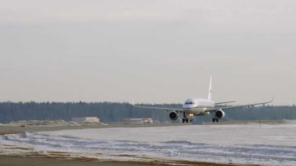 Взлет самолета "Аэрофлот" Добролет А320, вид на зиму. Москва — стоковое видео