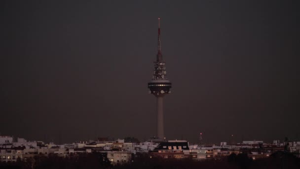 Torrespana Tv-toren in nacht Madrid, Spanje — Stockvideo