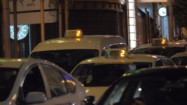 Nacht stad met uitzicht voor het vervoer van verkeer in Madrid, Spanje — Stockvideo