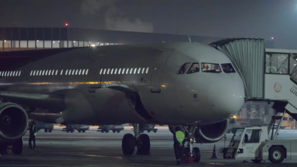 Letiště Šeremetěvo v noci, Moskva. Letadla služby a doprava — Stock video