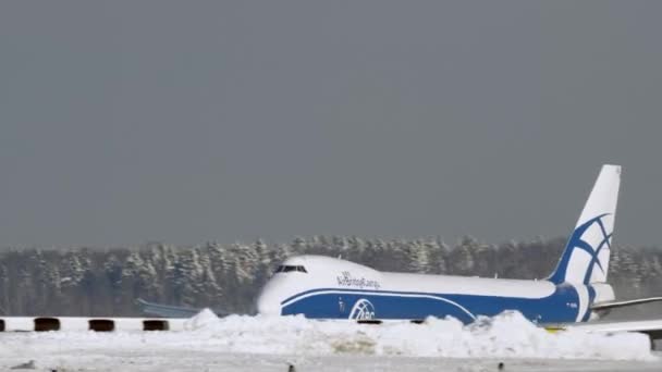 Carga Boeing 747 decolando, vista no inverno — Vídeo de Stock