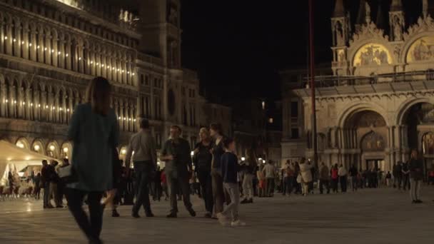Стовпилися Санкт позначки площі в ніч Венеція, Італія — стокове відео