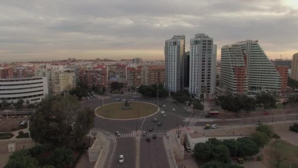 Αεροφωτογραφία του Angel Custodi γέφυρα και το πάρκο Γκιούλιβερ στη Βαλένθια, Ισπανία — Αρχείο Βίντεο