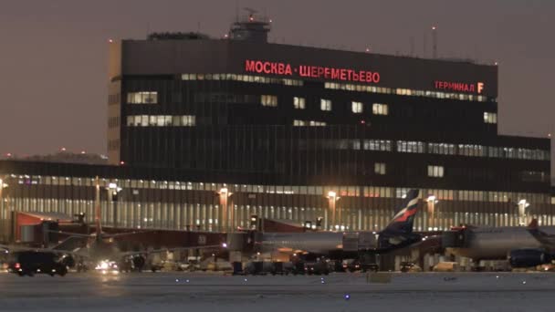 Сроки работы Терминала F аэропорта Шереметьево на рассвете. Москва, Россия — стоковое видео