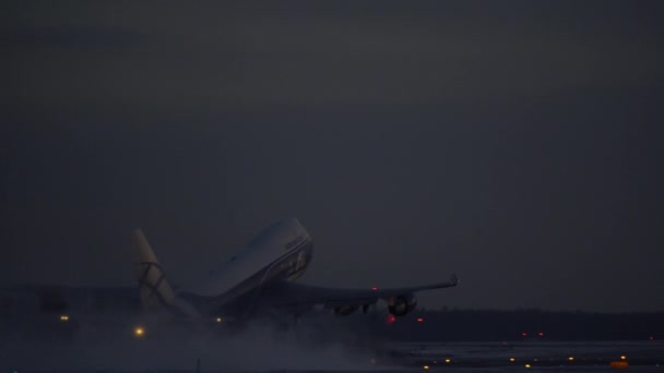 Nákladní Boeing 747 sundala, noční pohled v zimě — Stock video