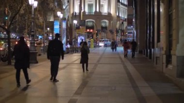 Metropol yapı, İspanya ile gece Madrid görünümü