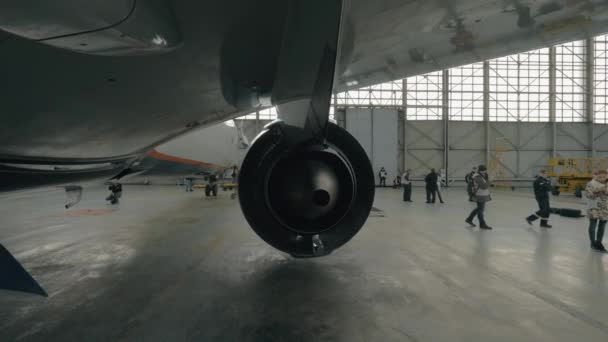 Visão traseira na turbina a jato no hangar de reparação — Vídeo de Stock